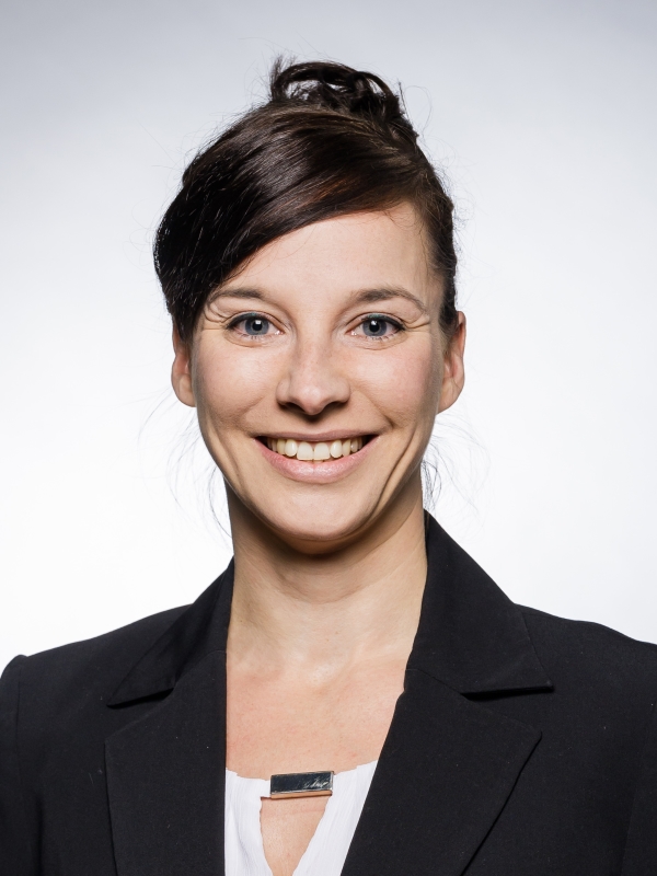 Portraitfoto von Juliane de Vries, Sixhop Webagentur